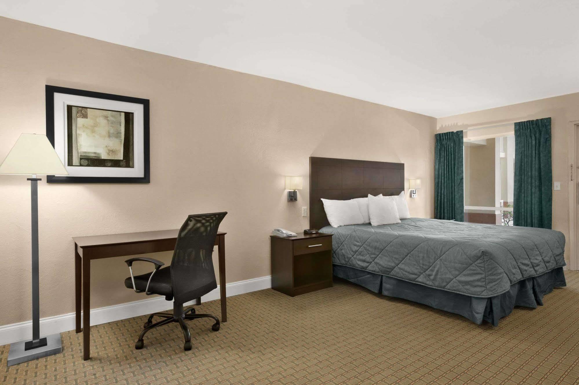 Ramada Limited Clearwater Hotel And Suites מראה חיצוני תמונה
